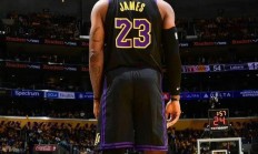 开云官网-詹姆斯领军湖人取得五连胜，声威震动全城