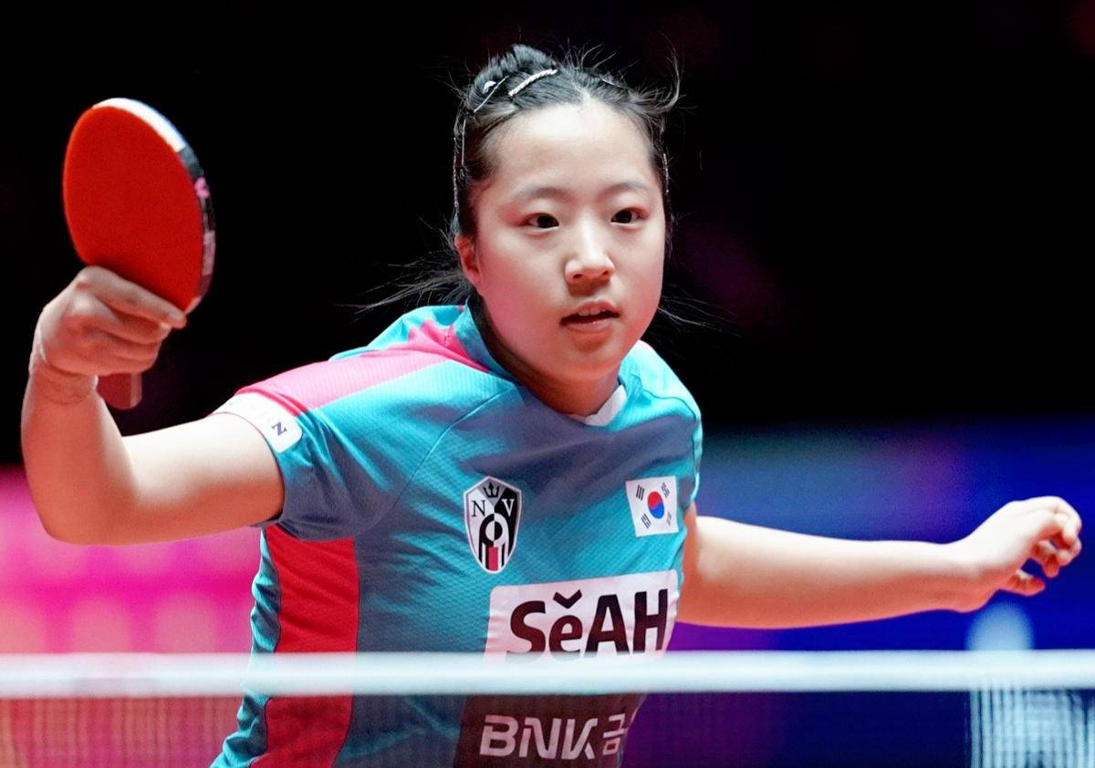 罗马尼亚女足球员在比赛中展现出了不屈的意志