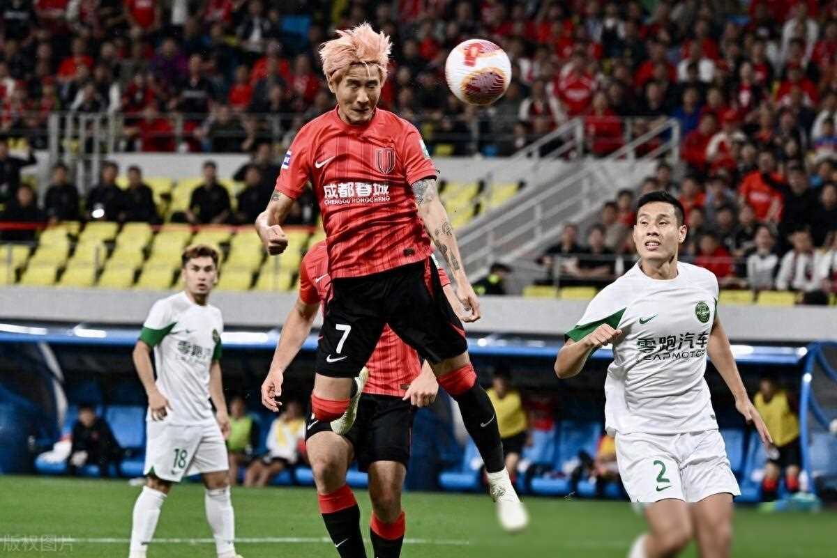 里尔中锋三连底线过人，让对手措手不及