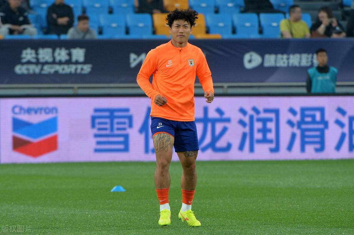 里尔中锋三连底线过人，让对手措手不及