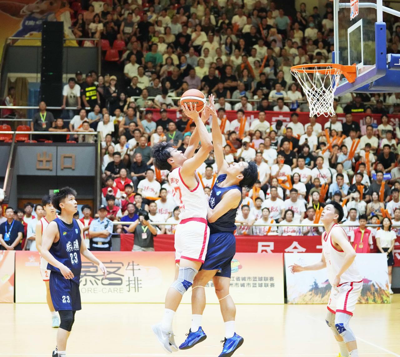 篮球赛场上的对决再次点燃热血激情