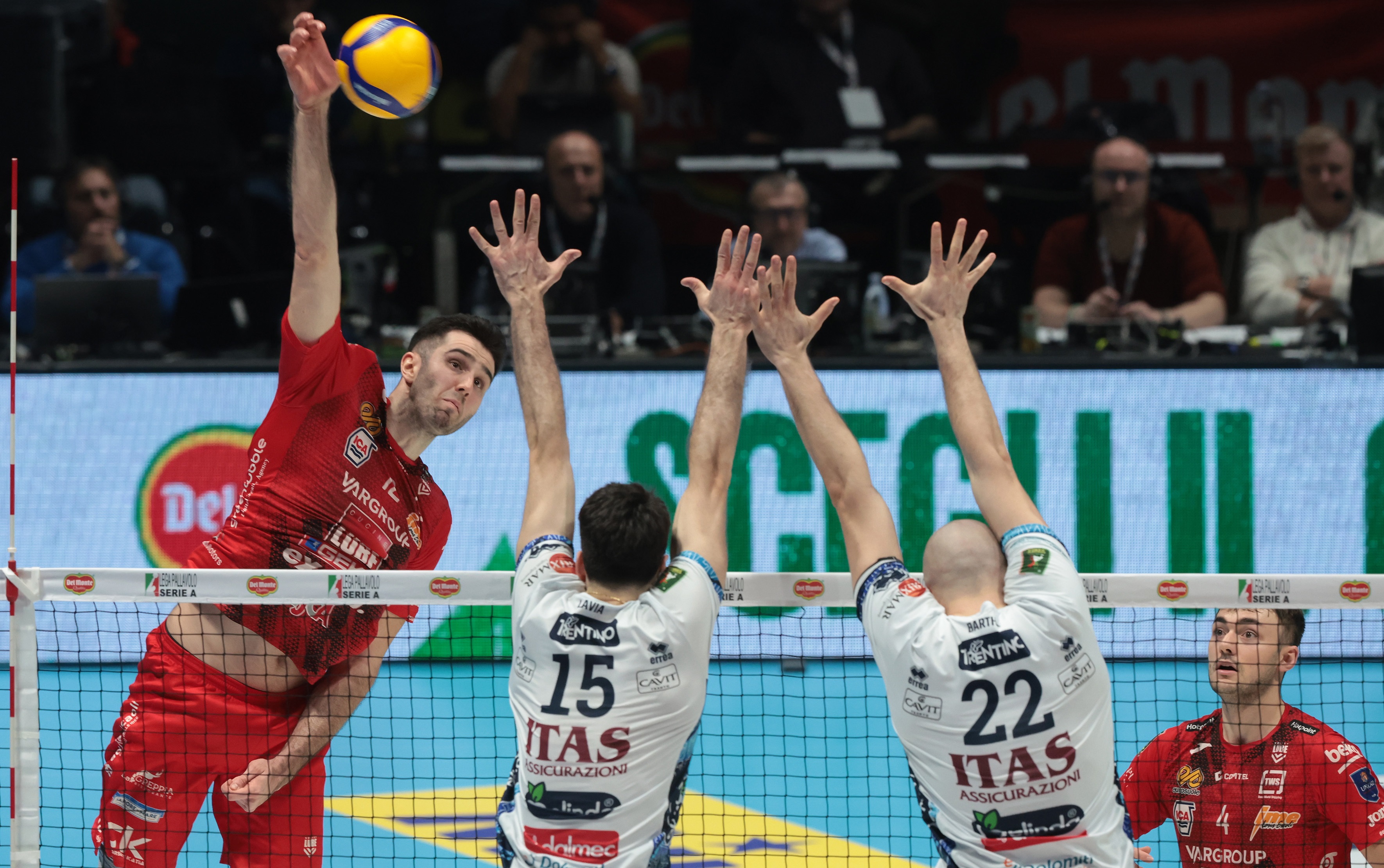 关于意大利队再次晋级，全力争夺世界杯冠军的信息