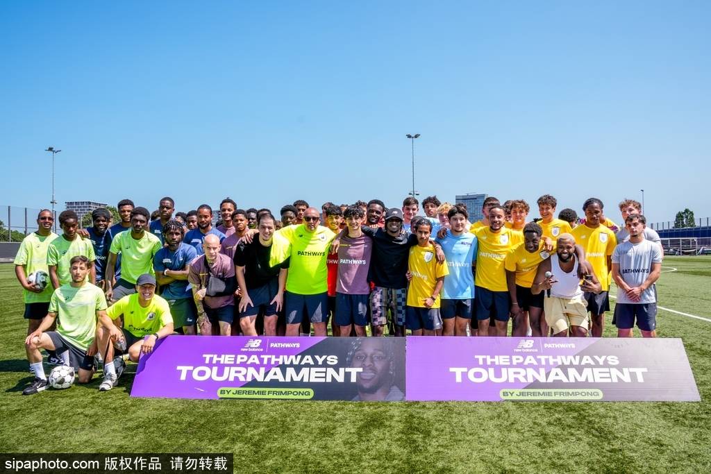 足球赛事火爆进行,球迷热情高涨 足球赛事火爆进行,球迷热情高涨