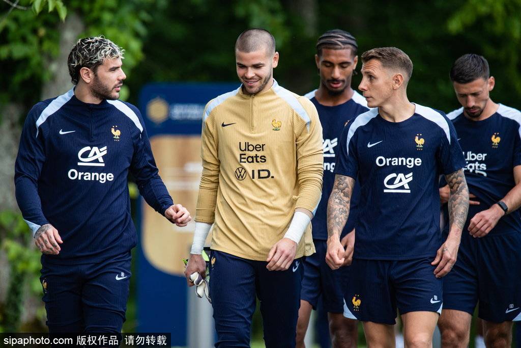 法国队在比赛中以绝对优势战胜对手