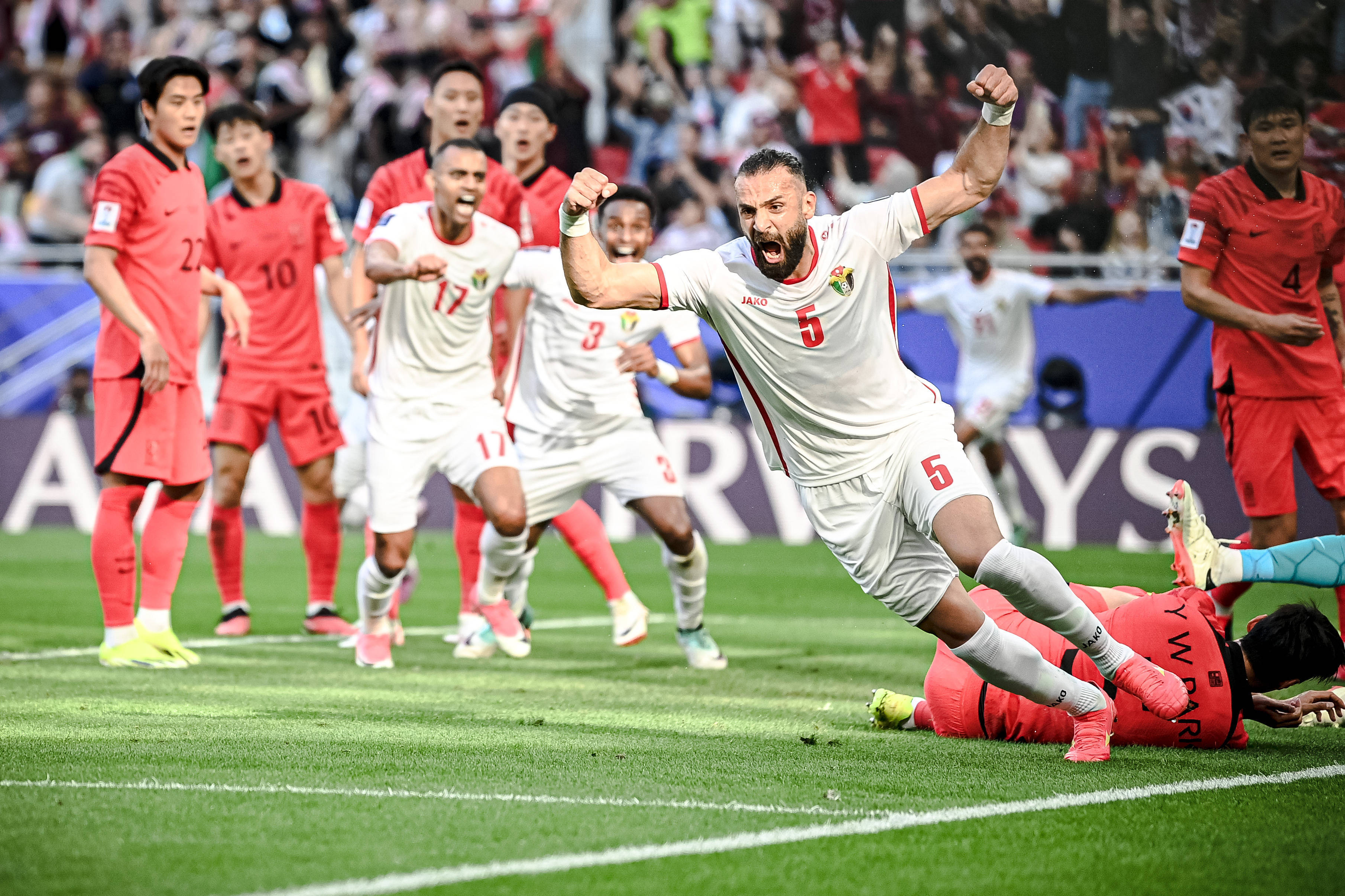 双方激烈角逐，比赛带来紧张刺激