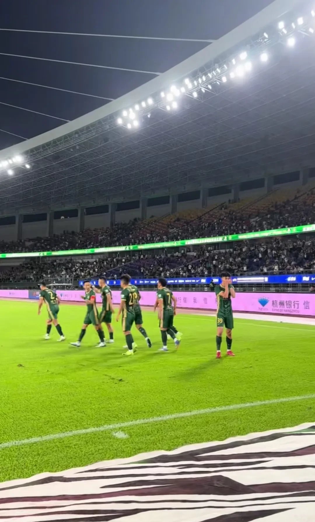 球员大动作换队，球迷惊呼连连，转会热门话题