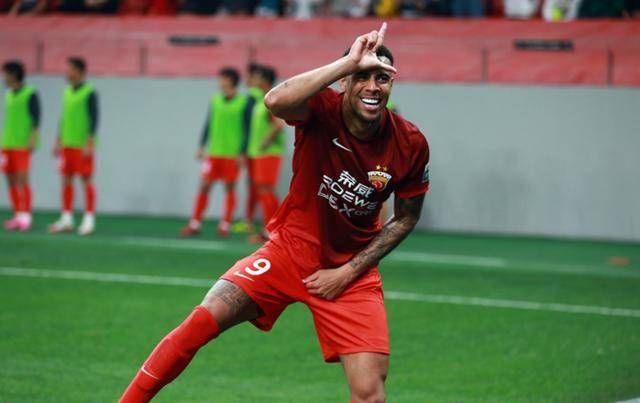 球员大动作换队，球迷惊呼连连，转会热门话题