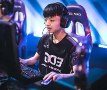 关于EDG鏖战HKA，Gumayusi操刀奇招英雄翻盘鏖战多局小组赛，锁定晋级资格的信息