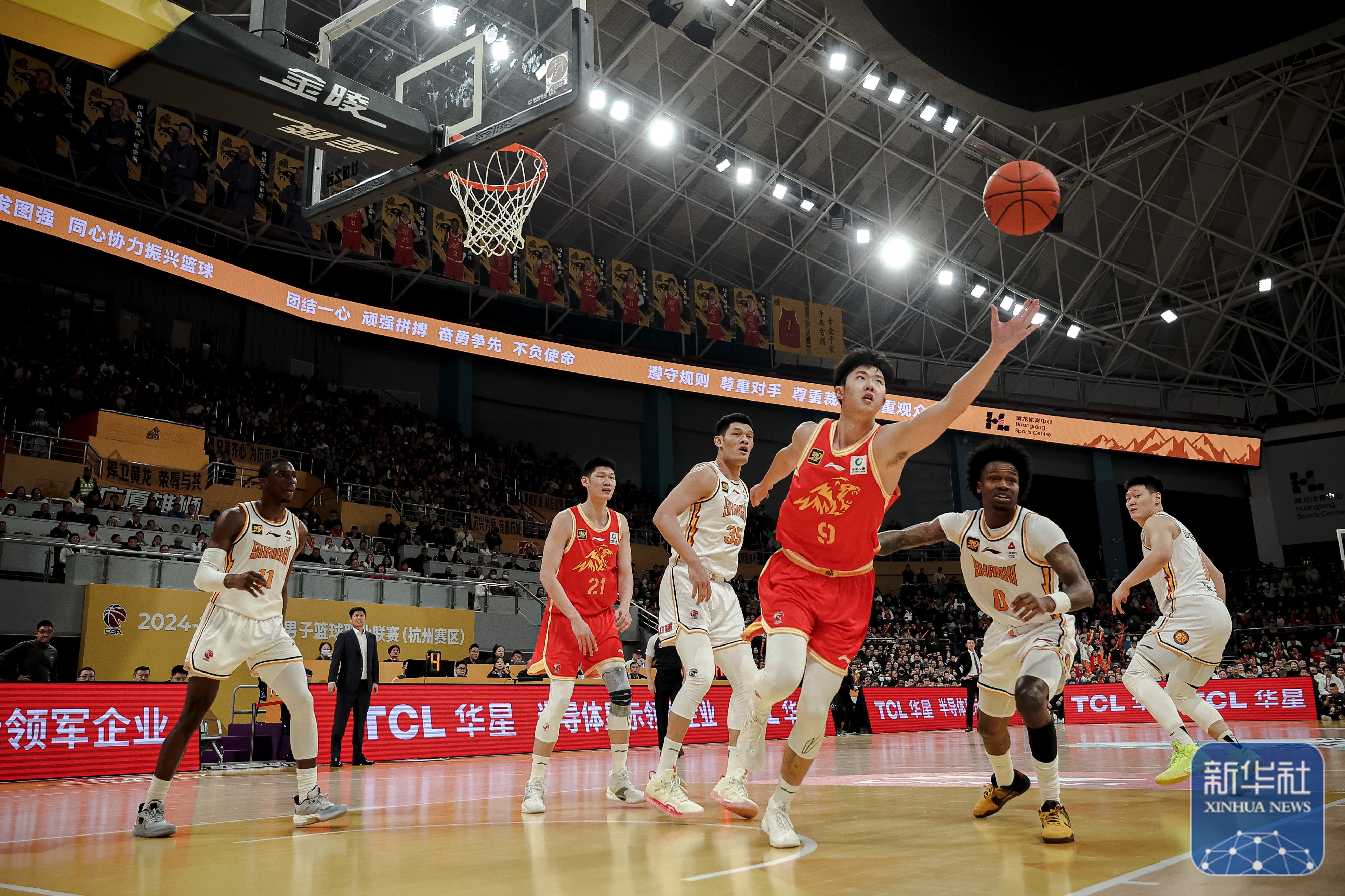 紧张对决中，国家队夺得比赛胜利