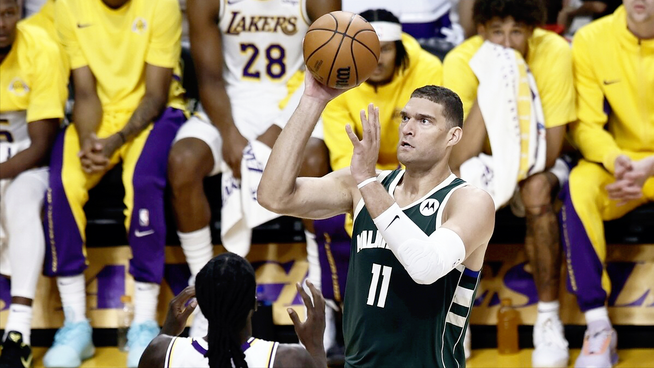 雄鹿险胜湖人,字母哥狂轰30+10 雄鹿险胜湖人,字母哥狂轰30+10