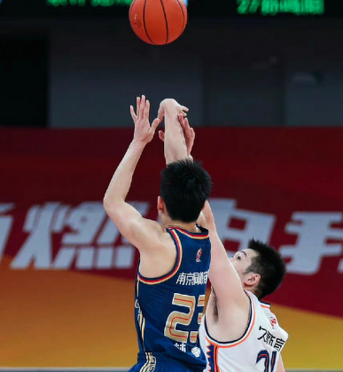 小牛球员全力备战新赛季,誓要让球迷看到更好的表现 小牛球员全力备战新赛季,誓要让球迷看到更好的表现