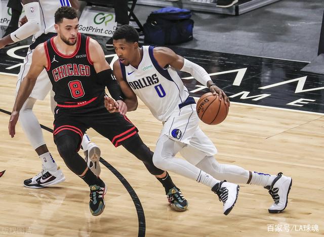 包含独行侠完胜青岛队，拉文高光表现的词条