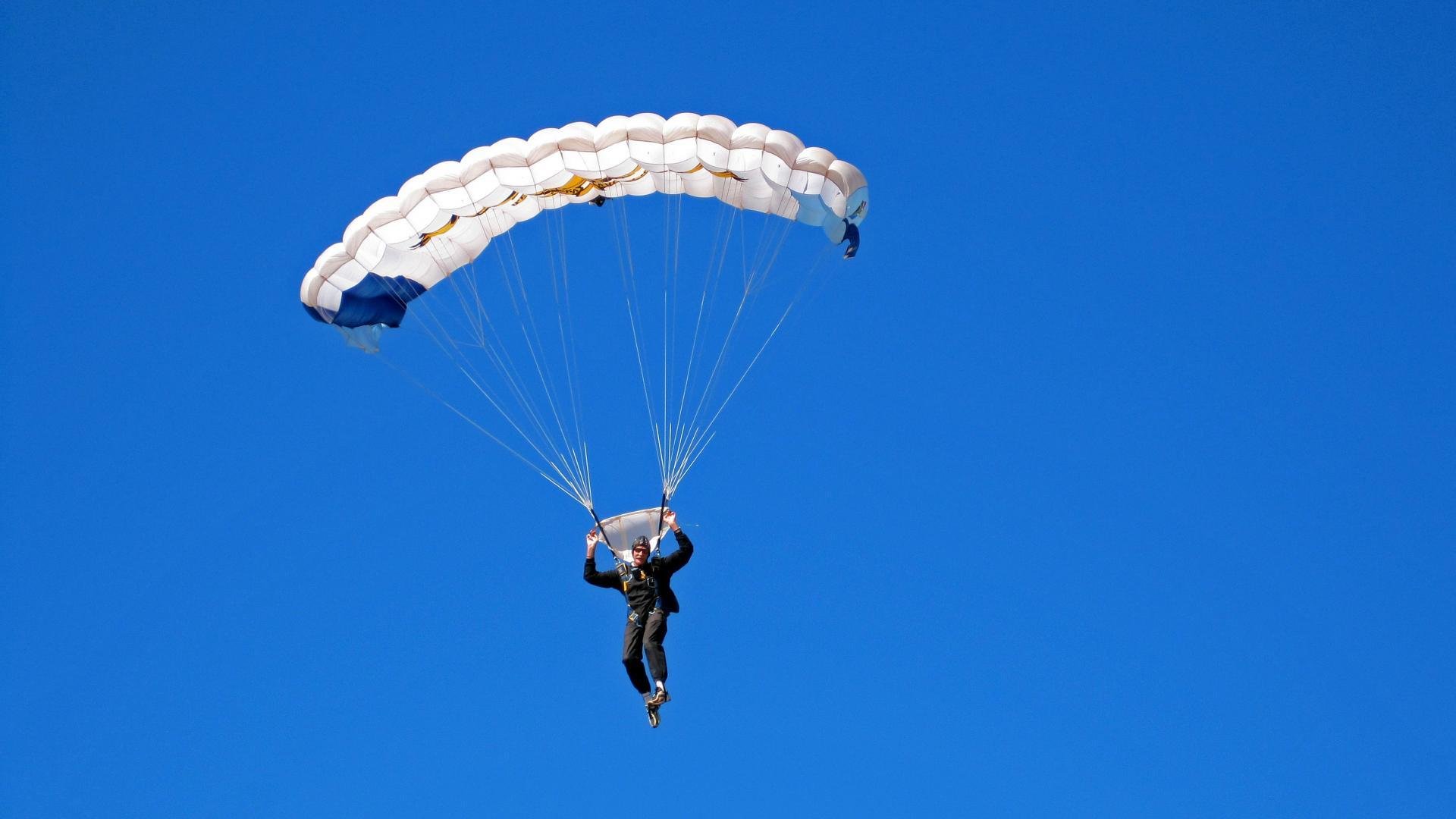 新王崛起与永恒传说，当波兰铁骑踏过郁金香，梅西在云端刻下新痕